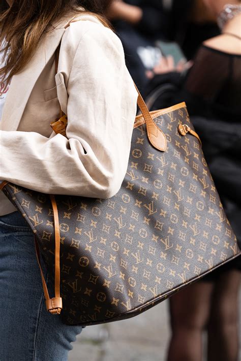 louis vuitton artsy mm vs gm|louis vuitton neverfull gm measurements.